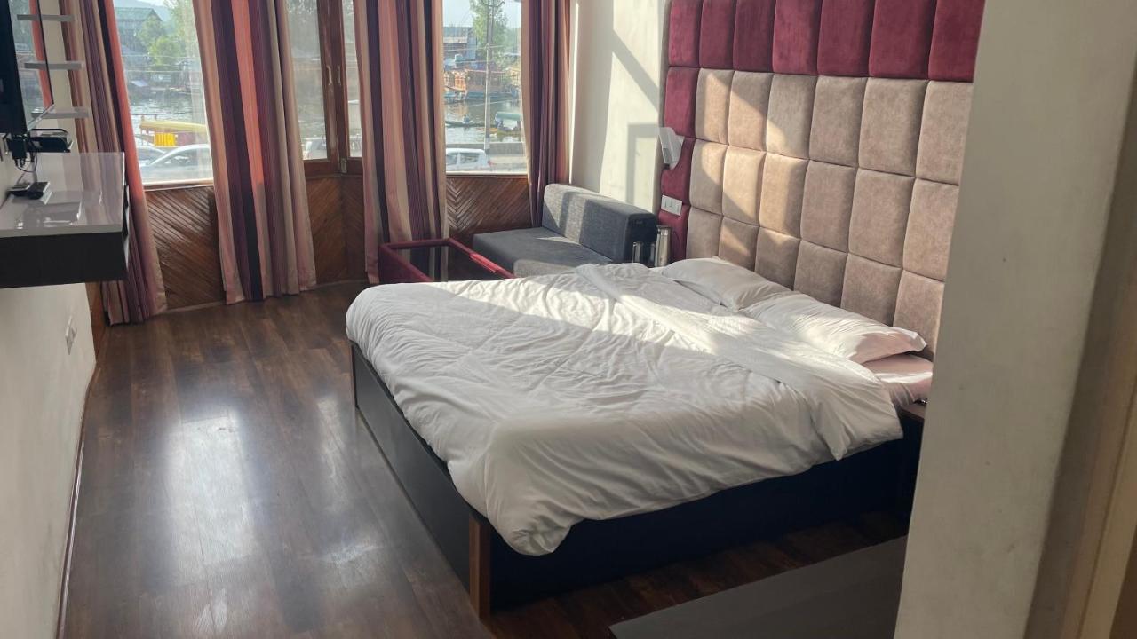 Hotel Senorita Srīnagar Eksteriør billede