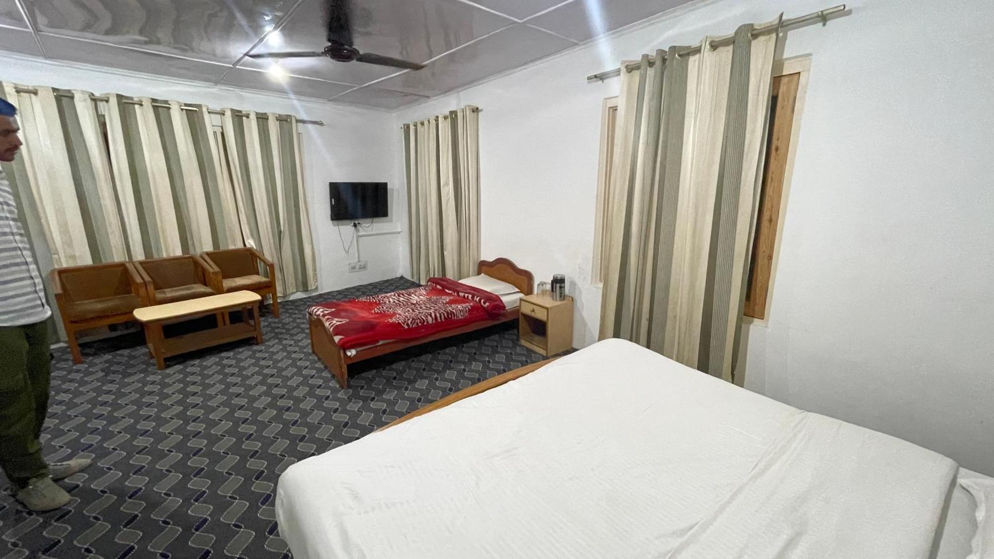 Hotel Senorita Srīnagar Eksteriør billede